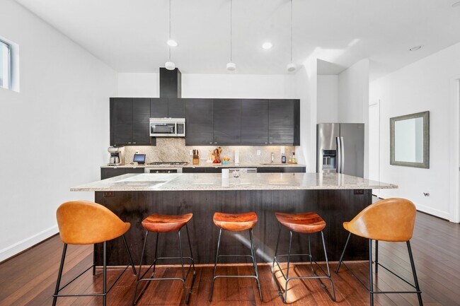 Building Photo - 3302 Lake St