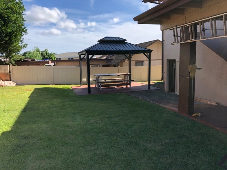 Back Yard - 94-872 Lumiholoi St
