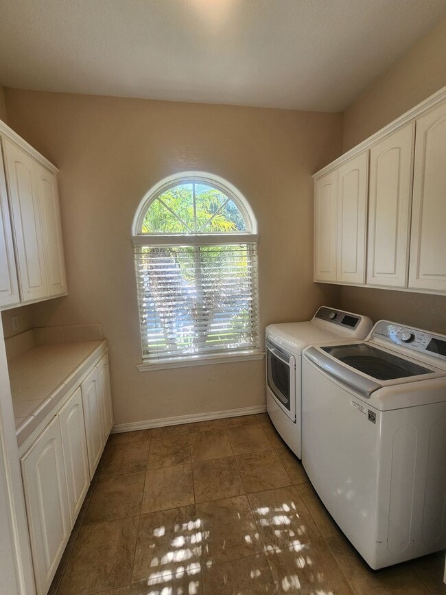 Building Photo - Gorgeous Country Home with View- ALL UTILI...