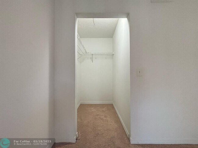 Building Photo - 9013 NW 38th Dr