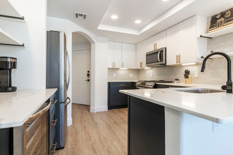 Building Photo - 15608 N 71st St