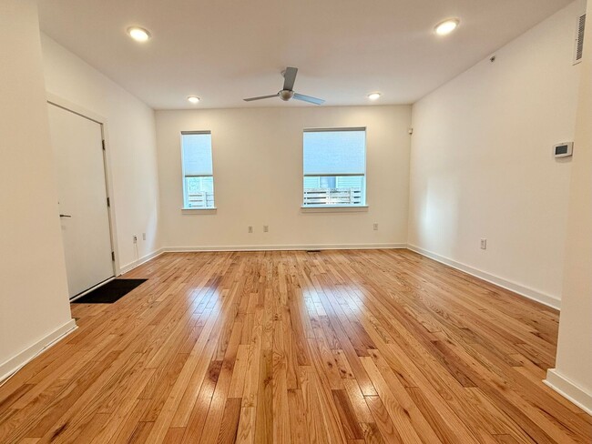 Building Photo - Spacious Bi-Level 2-Bedroom in N5 Flats