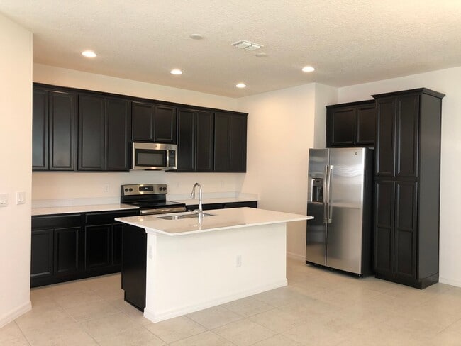 Building Photo - 4BD/3.5BA Townhome in Ravenna Winter Garden!