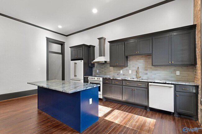 Building Photo - 719 Bank St NW