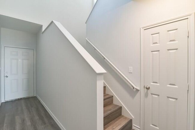 Building Photo - Spacious 3-Bedroom Duplex with Modern Touc...