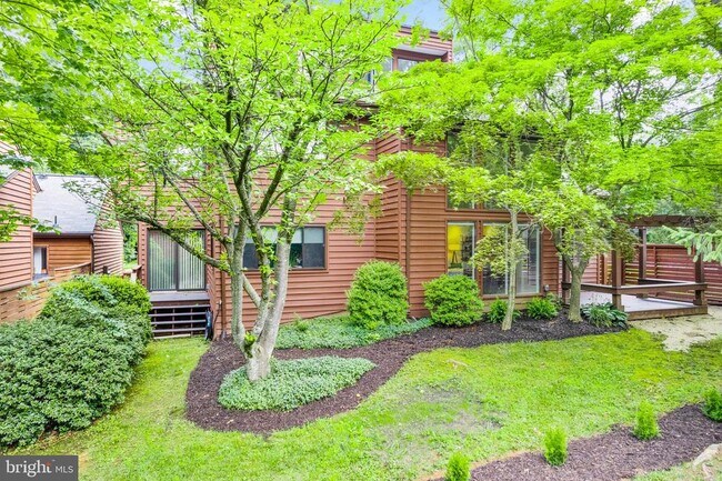 Building Photo - 2120 S Bay Ln
