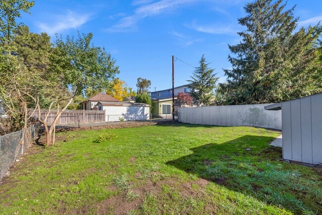 Building Photo - Two Bed 2 Bath Single Family Home Close to...