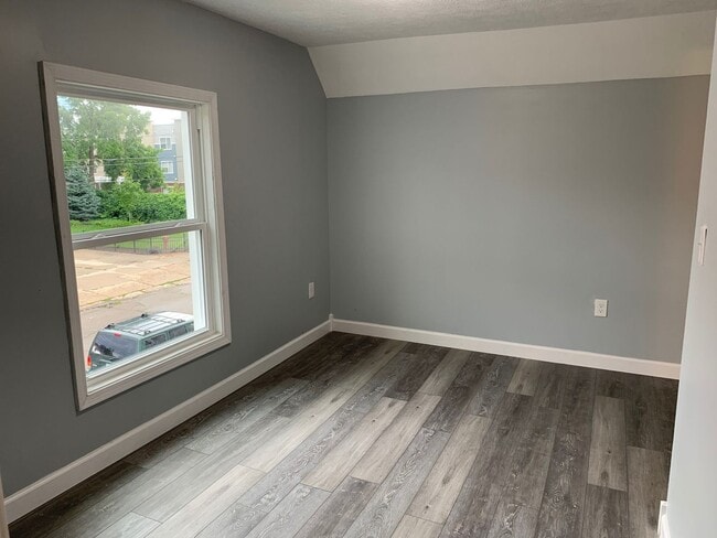 Building Photo - 4 bed/2 bath house in the heart of the Wes...