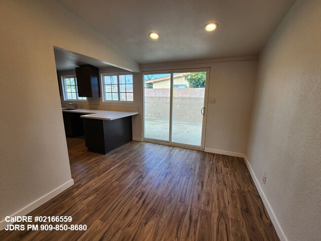Building Photo - Rialto 5 Bedroom Home