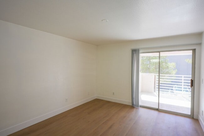 Building Photo - Beautifully Updated 2-Bedroom Condo in a Gated Community