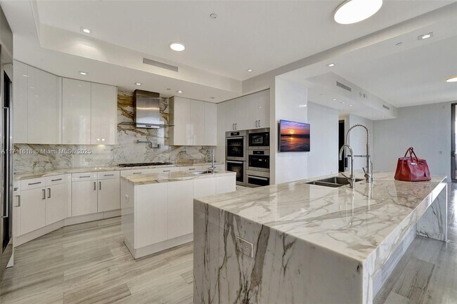 Building Photo - 17749 Collins Ave