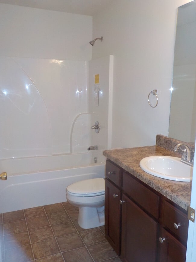 Building Photo - 2Bedroom, 1.5 Bath Townhouse