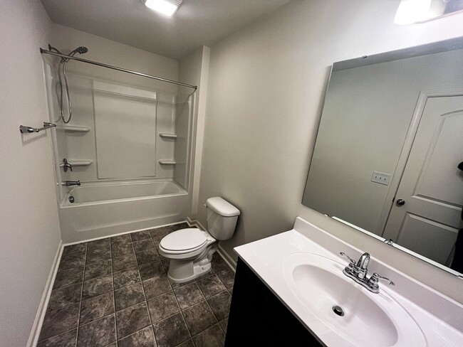 Building Photo - Beautiful 3 bedroom, 2 1/2 bathroom home i...