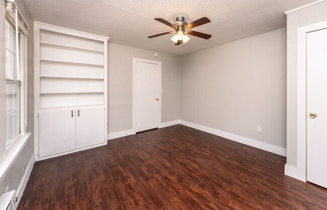 Building Photo - 2 Bedroom 1 bath
