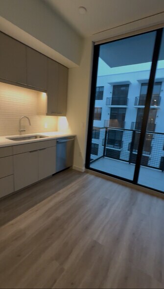 Building Photo - 213 NE 27th St