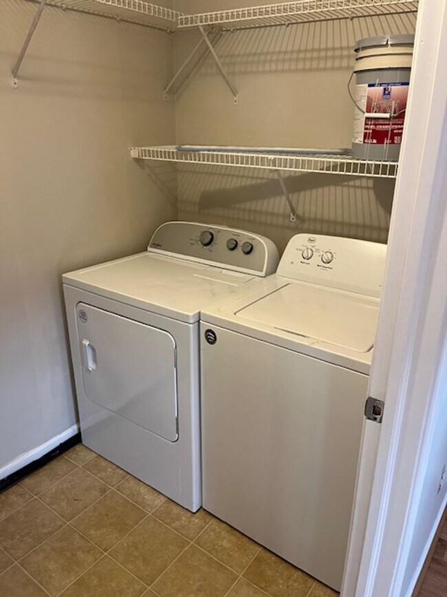 Building Photo - Spacious 2 Bed, 2.5 Bath Townhome in Peace...