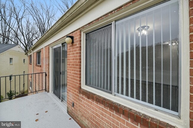 Building Photo - 10607 Weymouth St