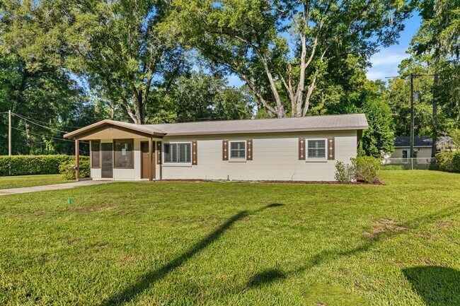 Building Photo - Beautifully Renovated 3 Bedroom 1 Bath Home on Large Corner Lot