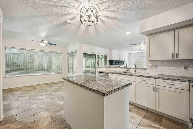 Building Photo - 12800 Briar Forest Dr