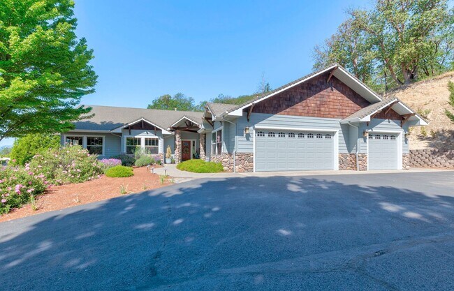 Building Photo - NW Grants Pass, Class, Style and Views!!!