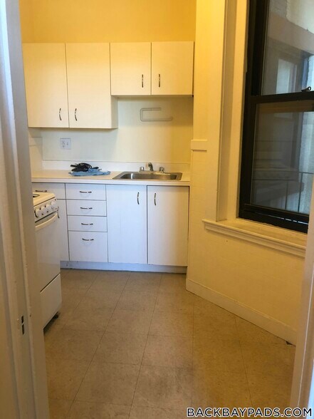 Building Photo - 504 Beacon St