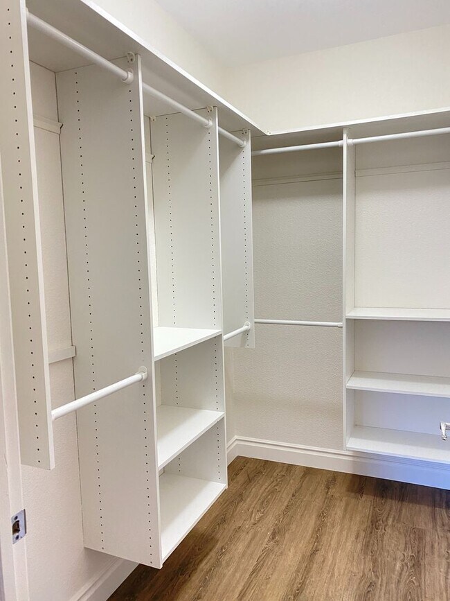 Building Photo - Great first floor corner unit!!