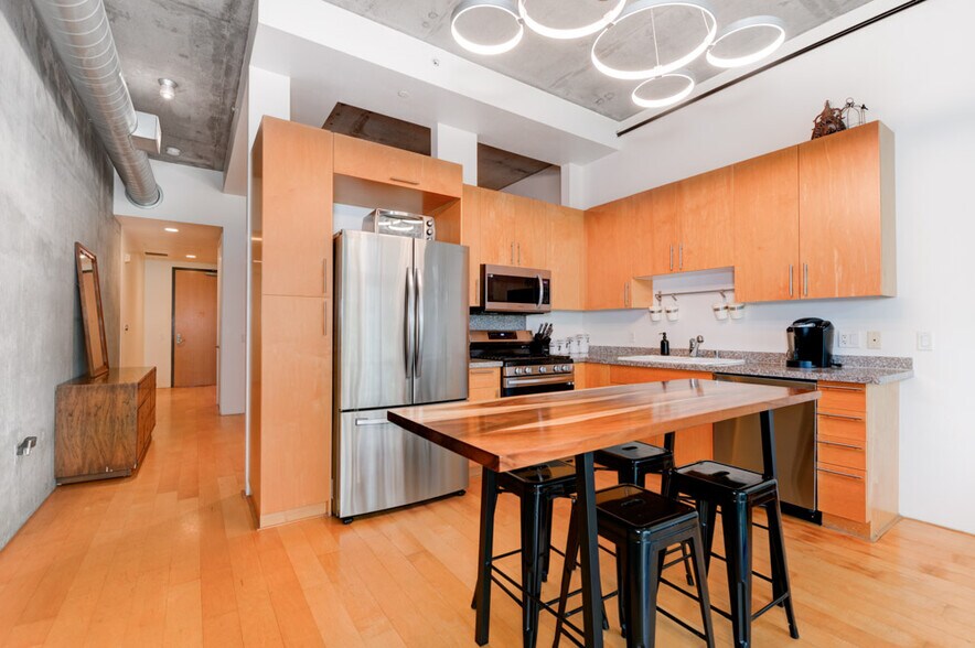 Building Photo - 1025 Island