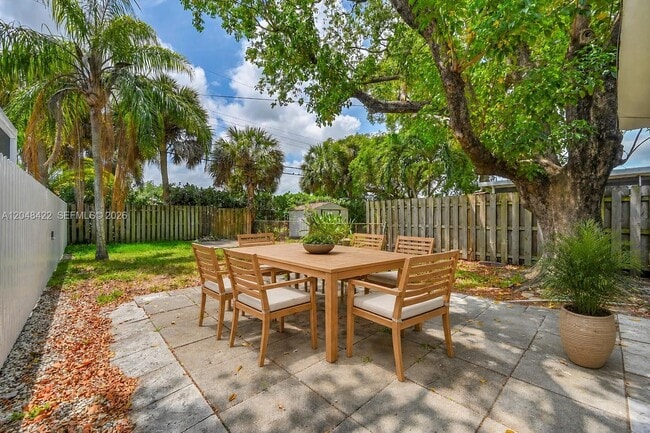 Building Photo - 810 SW 12th Ct