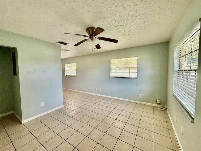 Building Photo - 10812 Hannaway Dr