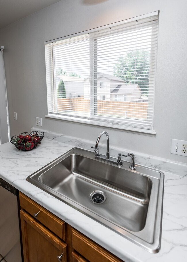 Building Photo - Newly Updated 4 Bed Home Centrally Located