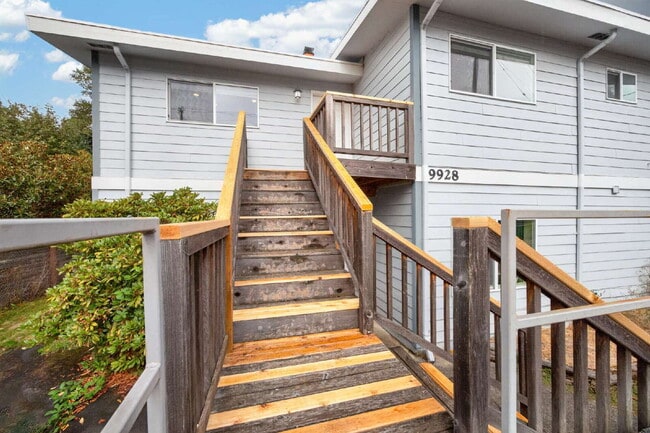 Building Photo - Top floor Duplex in Kent.  4 beds 2 bath with Very large fenced yard and 2 car garage. RENT $3195...