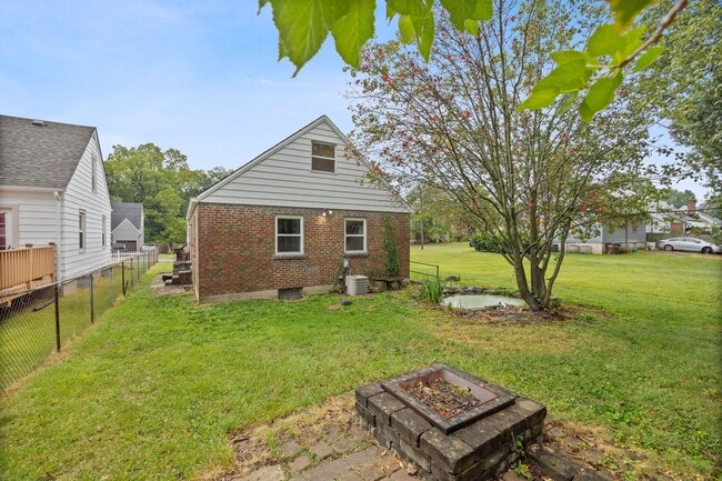 Building Photo - COLLEGE HILL-BEAUTIFULLY MAINTAINED 3 BEDR...