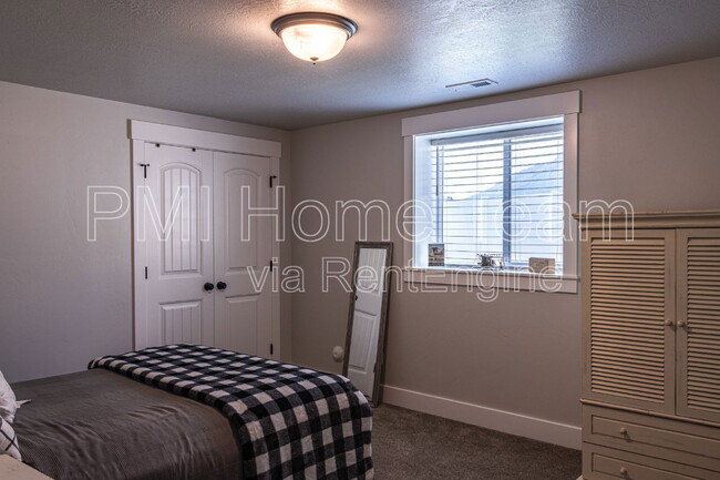 Building Photo - 1088 E 2475 N