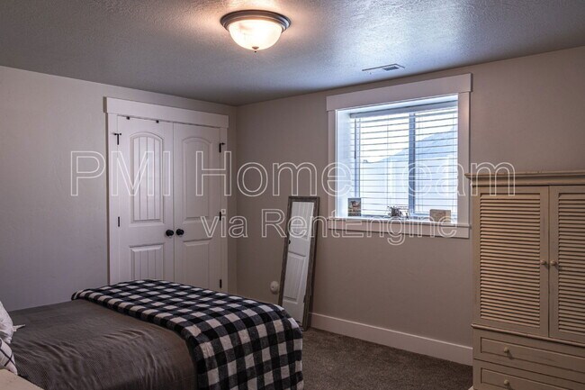 Building Photo - 1092 E 2475 N