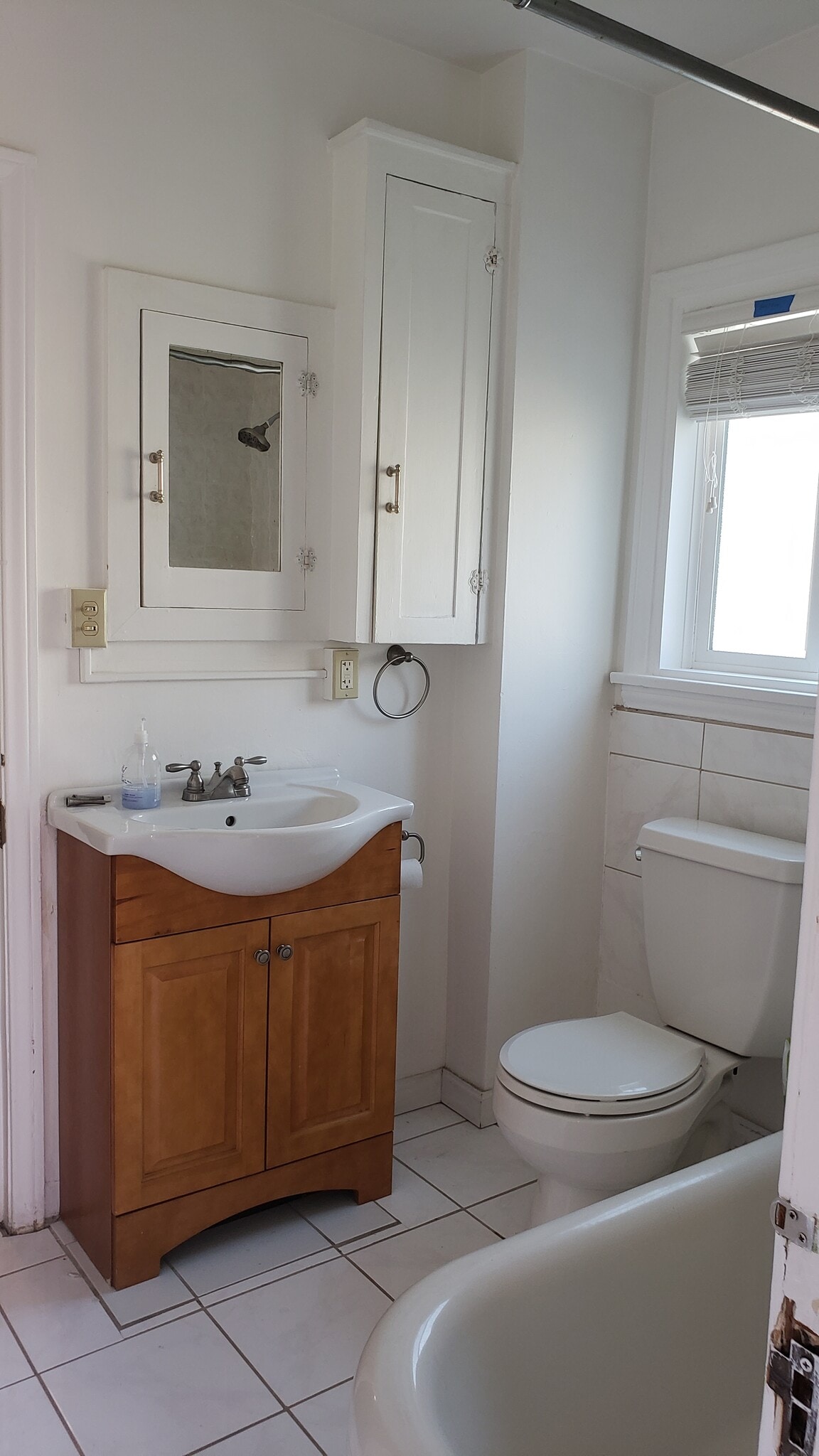 Classic 1930s bathroom - 4049 Sunset Dr