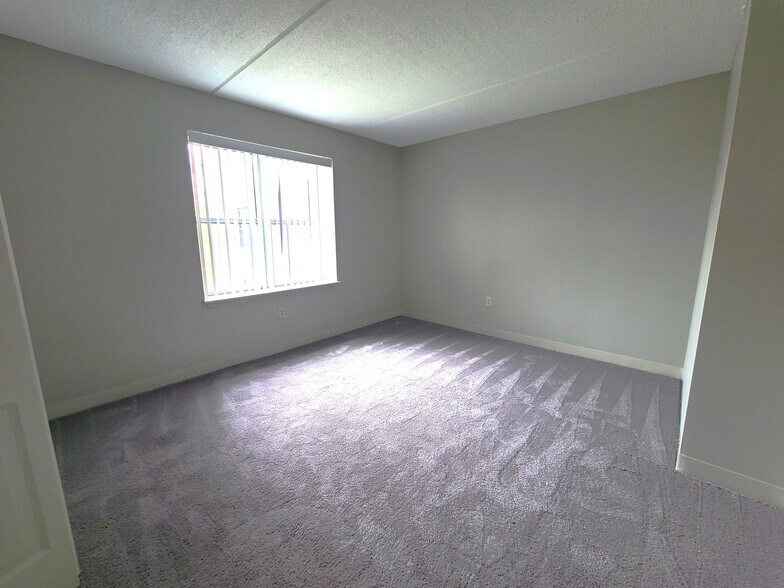 Building Photo - 1 S Point Dr