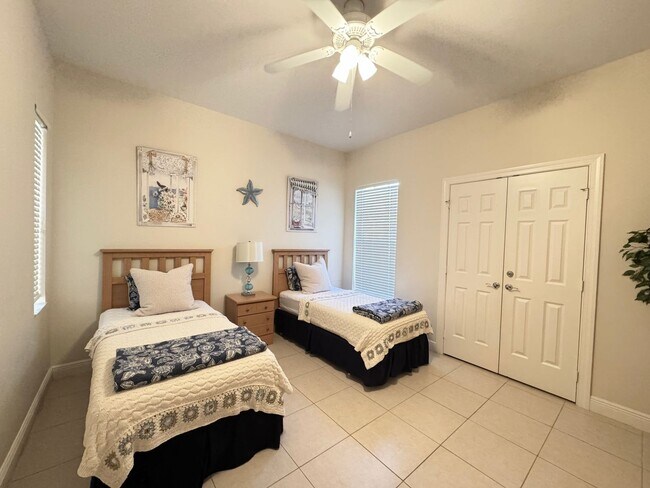 Building Photo - Newly Renovated & Available Now - Furnishe...