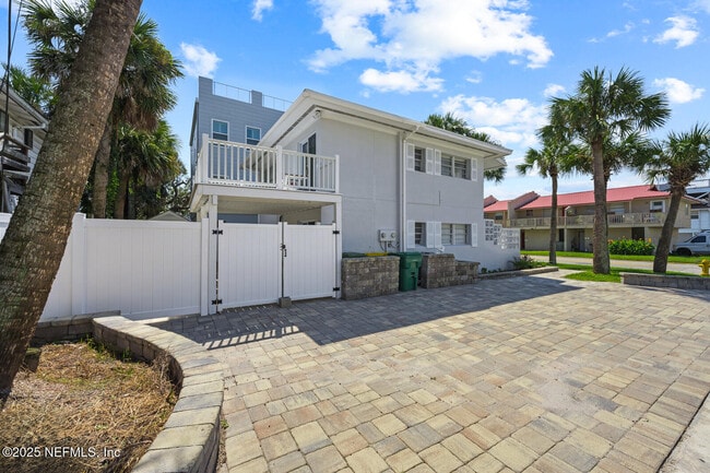 Building Photo - 2103 1st St S