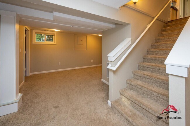 Building Photo - 7548 SW 35th Ave