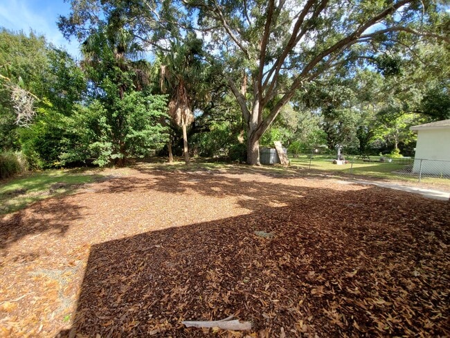 Building Photo - 2 Bedroom, 1 Bathroom Home with Yard - Flexible Leasing Option with 7 Months Lease