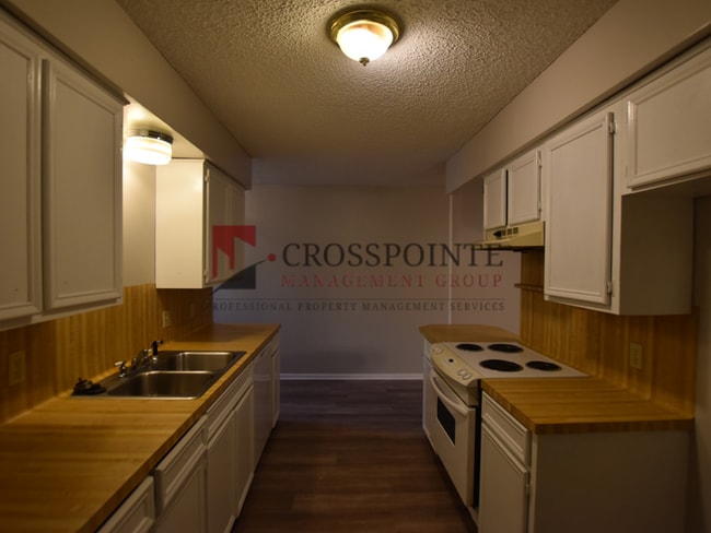 Building Photo - Adorable 3-bedroom, 2-bath duplex with 2-car garage in The Highlands Addition