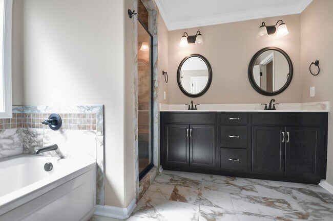 Building Photo - Pet Friendly Four Bedroom!