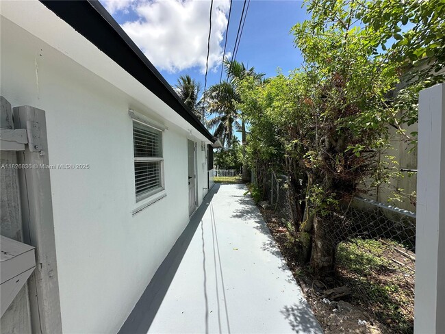 Building Photo - 4830 SW 41st Ave