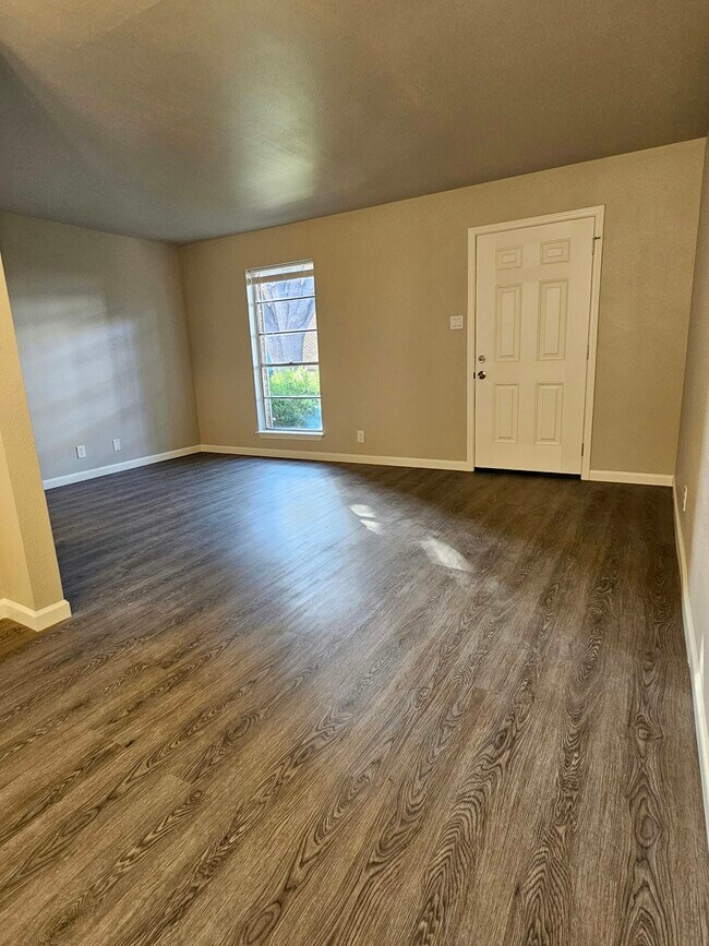 Building Photo - 2811 Woodbury Dr