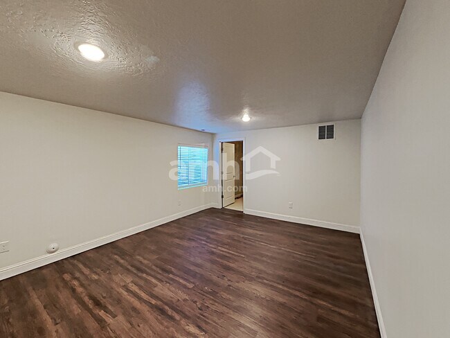 Building Photo - 2411 E Buckskin Way