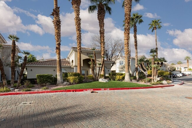 Building Photo - Fully furnished luxury 3br townhome with garage in gated Summerlin community