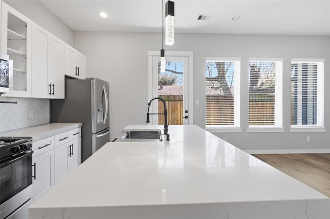 Building Photo - 6728 Parker Grv Ln