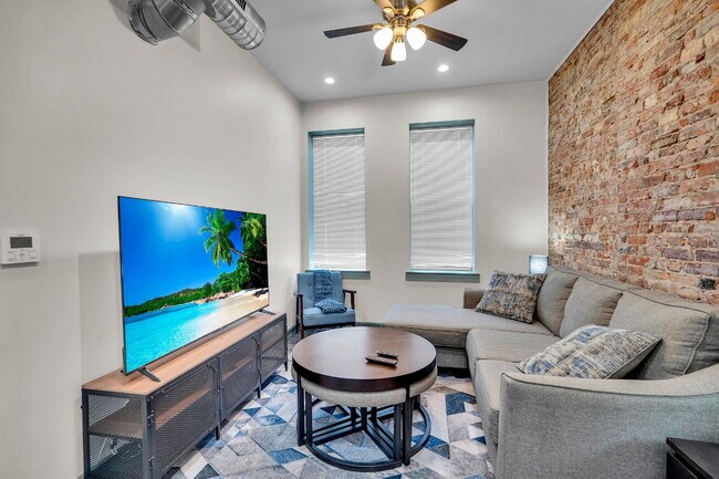 Building Photo - Furnished 2-Bedroom, 2-Bath Apartment near the Medical Campus