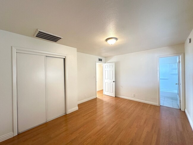 Building Photo - CHARLESTON HEIGHTS