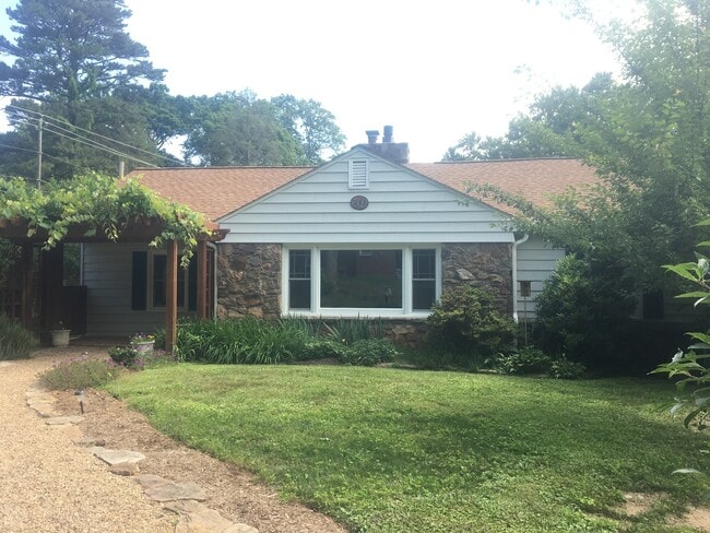 Building Photo - Wonderful Kenilworth location! Lovely landscaping and beautiful hardwood flooring!